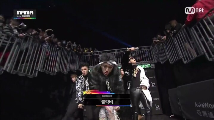Tuy là cuộc chiến thế kỷ nổi tiếng của KPOP, nhưng lại hơi giống cảnh hai nhóm du côn dưới nhà tôi t