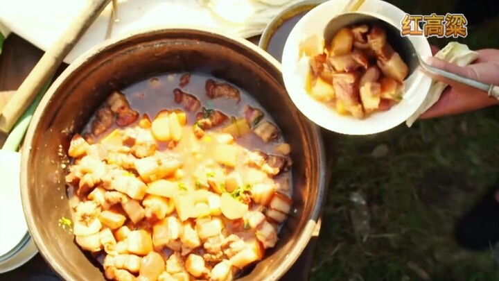Makanan pertama setelah bandit menerima pengampunan adalah daging babi bumbu manis disajikan dengan 