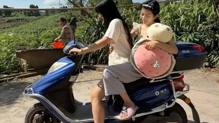 Sehari Kakak Perempuan Tahun 2006 Membeli Sayur dan Memasak untuk Adiknya yang Menderita Atrofi Otak