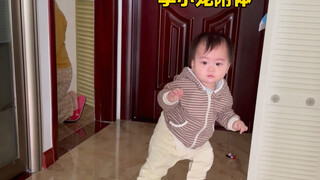 人类幼崽第一次穿鞋，彻底不会走路了！