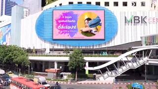 Penggemar Thailand memposting video ucapan selamat ulang tahun kepada Reba di MBK di Bangkok