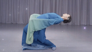 I'm here to teach you how to dance the Green-Blue dance. There's a mirror demonstration, back comman