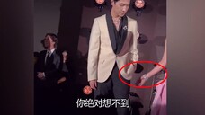 被抓拍的明星暖心行为,王嘉尔帮裴珠泫解围,张颂文让礼仪打伞