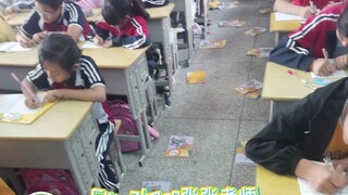 新一代灭绝大师诞生啦，00后老师也开始撕伞了~因为自己淋过雨，所以要把学生的伞统统撕掉，我只想说，干得漂亮~#娱乐评论大赏 #搞笑 #搞笑视频 #教师