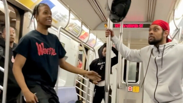 Anh chàng da đen, thao tác này quá đỉnh luôn, nhào lộn đẹp trai phết đấy