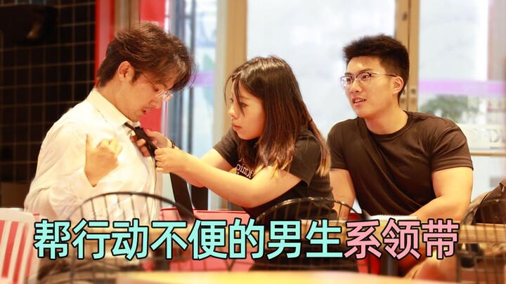 “Biar aku coba, ya?” Lihatlah betapa menghangatkannya momen saat si cowok yang kesulitan bergerak ta