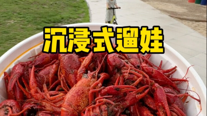 Sesi teh sore yang manis antara Mama Pemakan Besar dan Putri Berperut Kecil—ajak anak jalan-jalan it