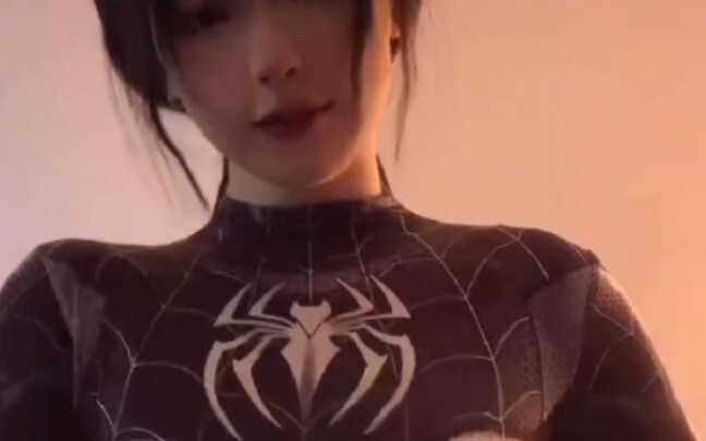 Zhang Naying cos người nhện đen 1