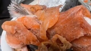 ร้านค้าแจกเศษปลาแซลมอนทั้งอ่างให้แมวของลูกค้ากิน: วันนี้เป็นวันตรุษจีนล่วงหน้า!