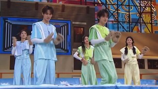 Super super cute version of I like you, finally in the same frame, wearing each other's support colo