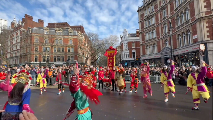 普宁南山英歌队在英国特拉法加广场演出