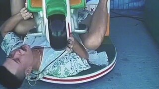 هذه أول مرة أرى فيها من يُقلَّص بسبب جدار سيارة الهزاز