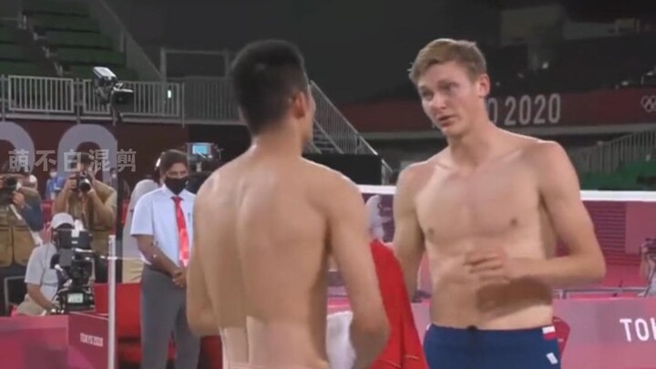 เฉินหลงและอันเซิ่ลุงแลกเสื้อกัน พอเห็นพลาสเตอร์ยาด้านหลังของเฉินหลง ถึงกับทนไม่ไหวเลย