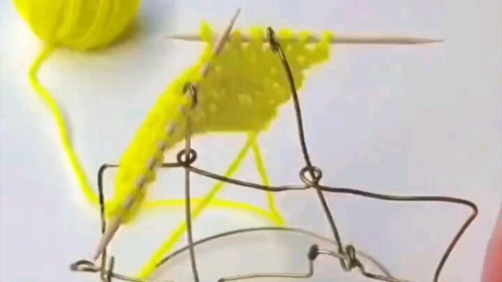 Malam kian larut, aku merajut selembar sweter untukmu