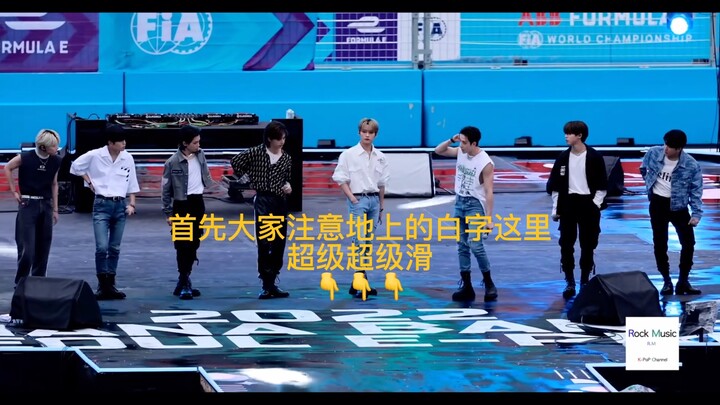 Bàn về việc sân nhạc hội hôm qua trơn đến mức nào