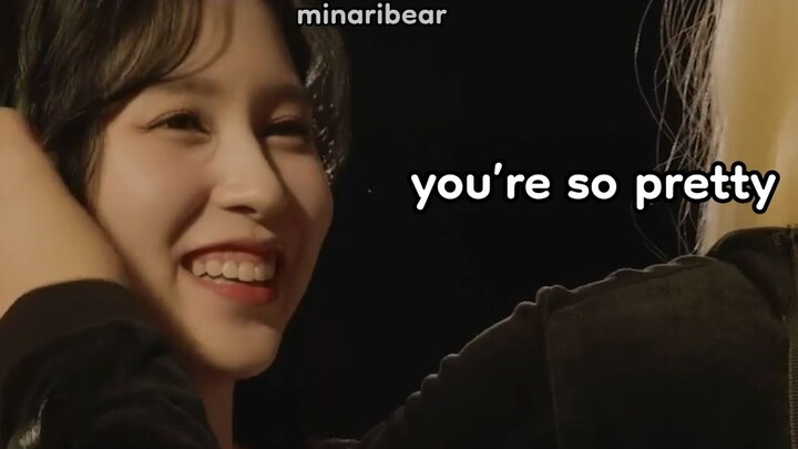 ทไวซ์ที่แม้จะเดบิวต์มา 8 ปีแล้วแต่ก็ยังตื่นตาตื่นใจกับความหล่อสวยของเพื่อนร่วมวงอยู่เสมอ