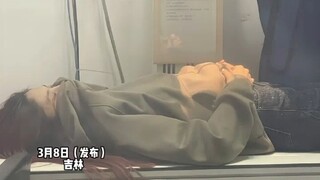 女生去宠物医院 顺嘴说了句胯骨不太舒服 医生：你躺下我给你瞅瞅，看到片子评论区网友纷纷在线“看诊”，提问：这片子到底是怎么看的啊？