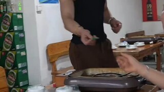 独特的点菜方式，腹肌帅哥撕下衣服送上菜单