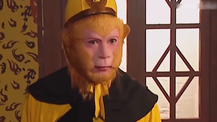 [1:64] The car display wall in the Novice Village. The poor players hurried to get on the car. The c