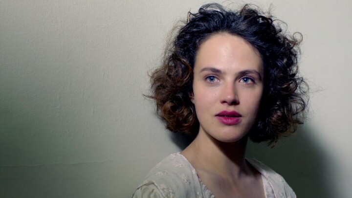 Untuk bisa tinggal di rumah besar, seorang ibu dengan kejam melelang putrinya.