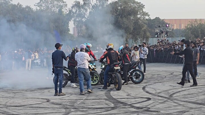 yamaha mt 15 vs ktm duke 200 vs ktm vs duke 250 vs fz 150 tyre burnout challange who will win ?