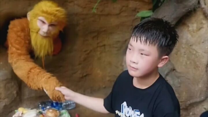 نشرت جدة تسي ياو فيديو لتسي ياو بعد الثانية صباحًا، مشتاقة لحفيدها لدرجة أنها أصبحت شاردة الذهن. لا 