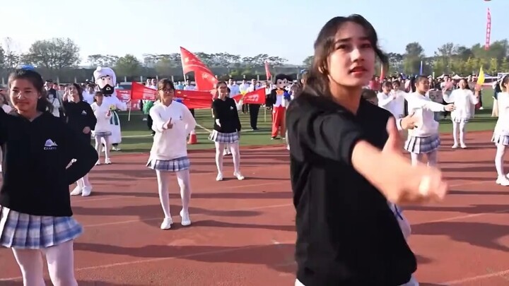 Membuat semua siswa laki-laki di sekolah heboh