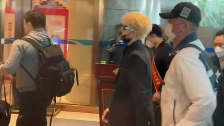 ไช่สวี่คุนถูกแฟนคลับตัวจริงของอีคุนไปรับที่สนามบินอู่ฮั่น คุนคุนไม่กล้าแม้แต่จะมองพวกเธอเลย