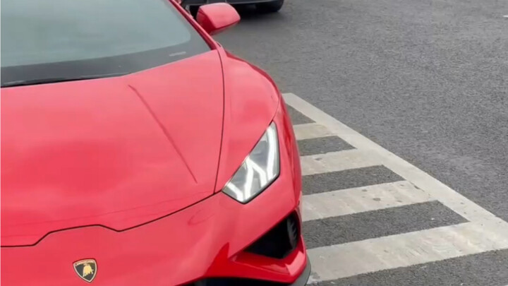 Alasan kenapa sopir jemputan tidak berani mengendarai Lamborghini ternyata adalah...