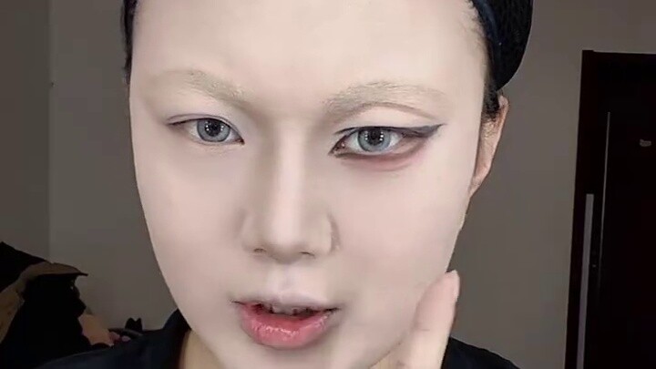 [Shadow Night] Let's just say Levi has puffy eyes! You still don't believe it! Levi's cosplay eye ma