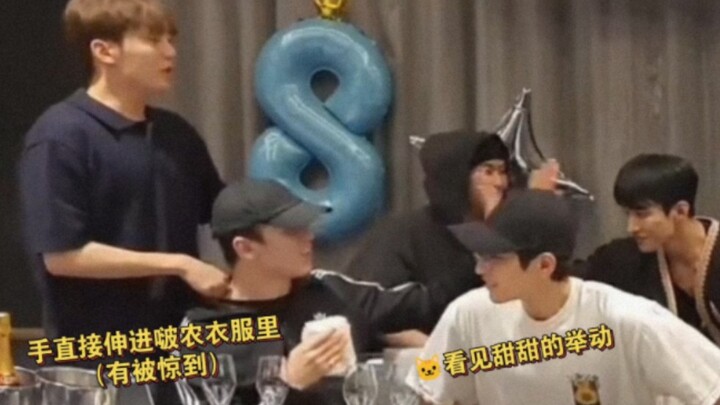 [ลวี่ข่วน/98]เถียนเถียนเอื้อมมือเข้าไปในเสื้อโปหนง พอดีหยวนโยวเห็นพอดี หน้าตาของเหมียวเหมียวก็ยิ่งน่