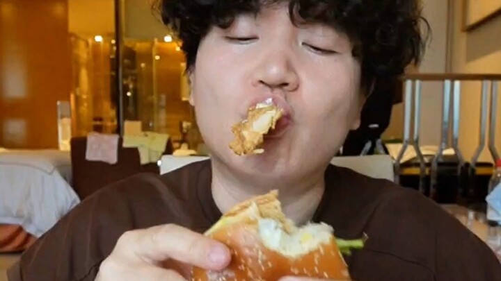 Hubungan antara hamburger dan cola adalah sesuatu yang bahkan minuman gratis pun tak mampu merusakny