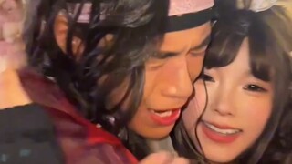 “代入打工人真的要吓死” 游客让女生，把另一个NPC叫过来，结果她直接给他抱了过来