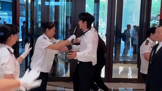 王一博金鸡颁奖典礼入场了~羡慕安检员了2024.11.16