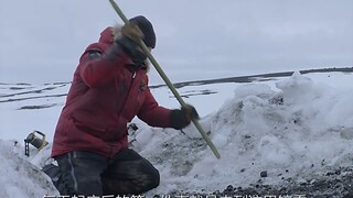 男人来到北极，每天都要出门铲雪！