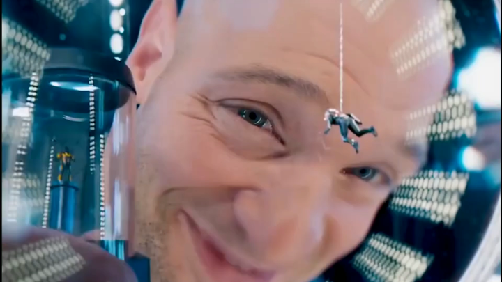 You may not believe it, but several bodyguards with guns were knocked down by an ant's punch