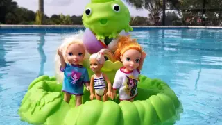 New friend ! Elsa & Anna - water slide - pool - swim - Barbie - splash - sand play