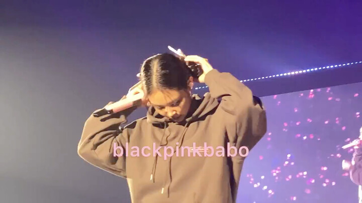 Jennie: Ikat rambutku bakal lepas, ya? Bagus, aku bisa mengibaskannya dengan kuat. Imut banget.