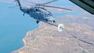 مروحية تزود طائرة نفاثة بالوقود في الجو، وتكمل عملية التزود بالوقود في 6 دقائق فقط