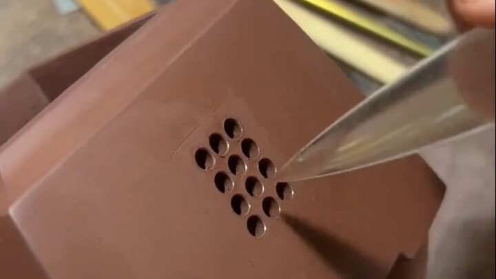 Better to be a ten-yuan coin than a square one.