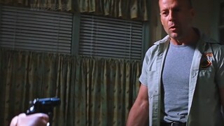 男孩拿出手枪对准父亲，只因为他觉得父亲是一名超级英雄