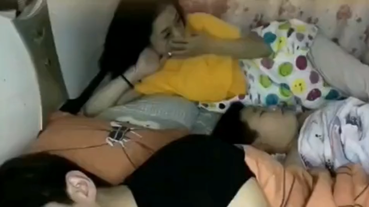 这个视频告诫我们结婚后沙发要买好的