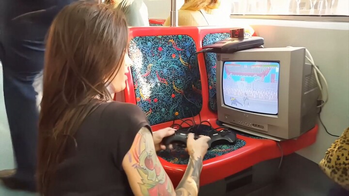 我在火车站连接了一台电子游戏机和一台旧的显像管电视。