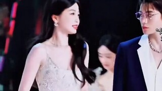Saya baru tahu kalau Ding Yuxi adalah bintang pria pertama yang berjalan di karpet merah bersama Yu 