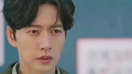 أخرج الرجل حبات الفاصوليا الحمراء ورشها على الفتاة، فشعرت الفتاة بألم شديد ولم تتوقف عن التوسل طالبة