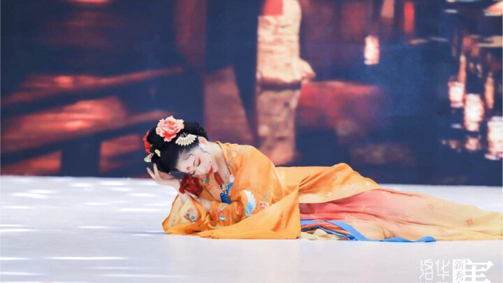 الجائزة الفضية في النهائي الوطني لمسابقة المواهب الجديدة للملابس التقليدية الصينية، ياو ياو مع "إمبر