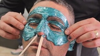 Come to the barber shop for a facial "hair plucking", the big brother's painful mask is out