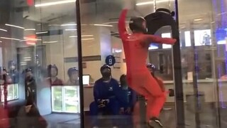 The master in the "indoor skydiving" experience hall has amazing body control!