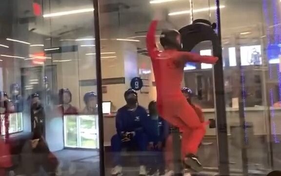 The master in the "indoor skydiving" experience hall has amazing body control!