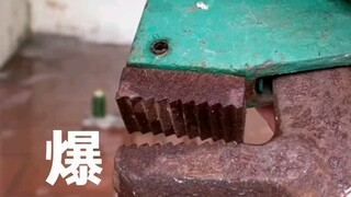 Quá trình xử lý nổ bằng búa siêu lớn bắt đầu